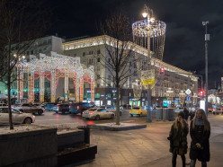 На Тверской к Новому году появятся елка-кристалл и пятиметровый диско-шар